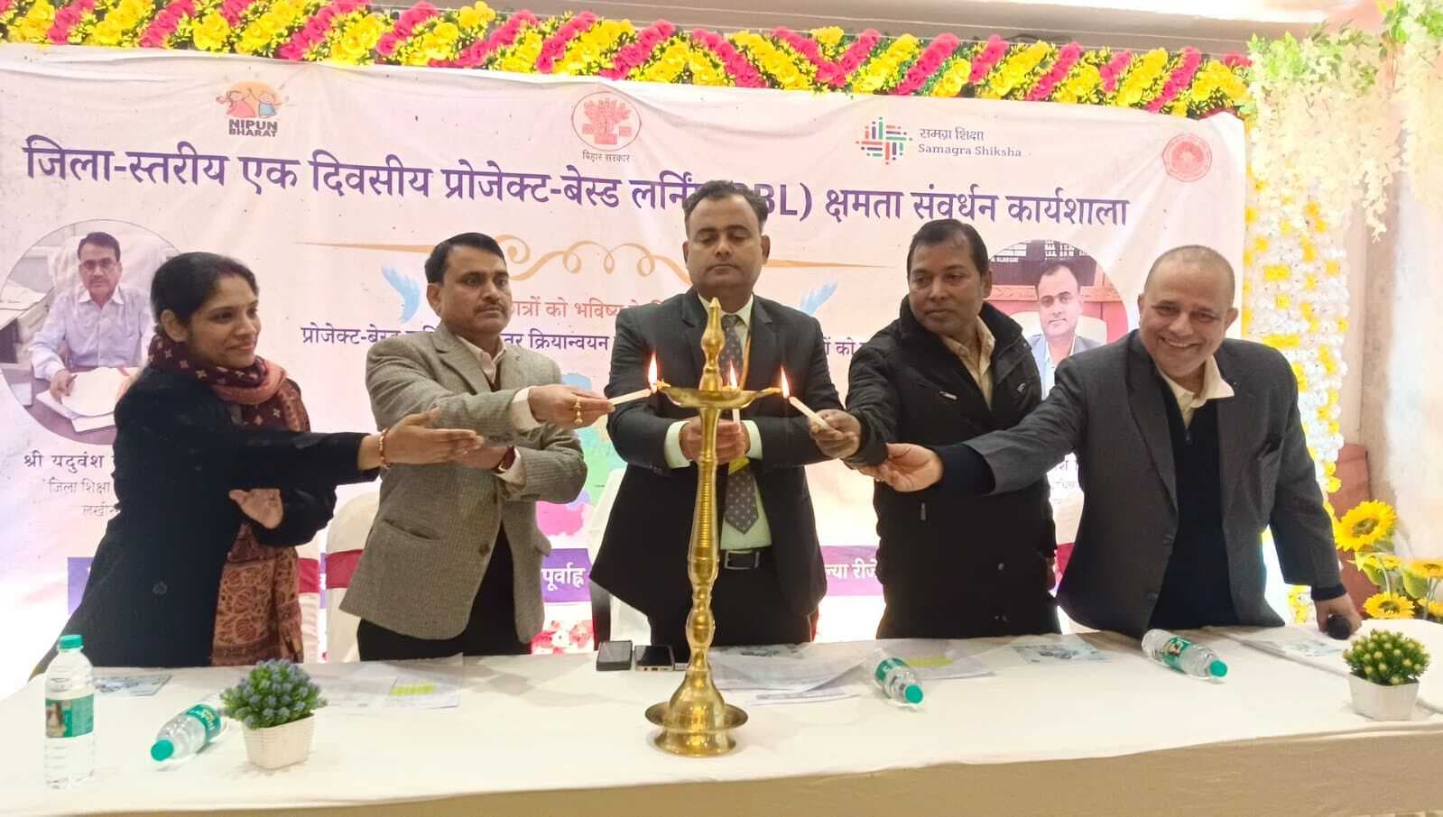 बच्चों का लक्ष्य निर्धारण व शिक्षकों को समर्पित होने की आवश्यकता: डीएम