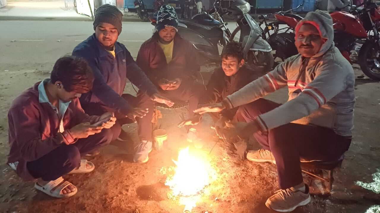 ठंड का कहर : शाम होते ही कोहरे में ढ़का शहर, पूरे दिन कनकनी ने बढ़ायी परेशानी