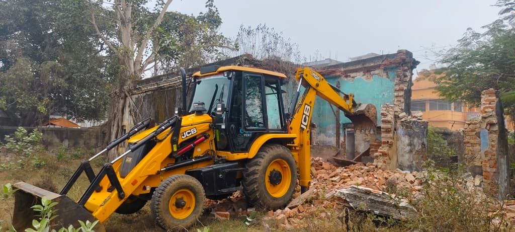 तोड़े जा रहे पुराने अस्पताल भवन को रोका गया