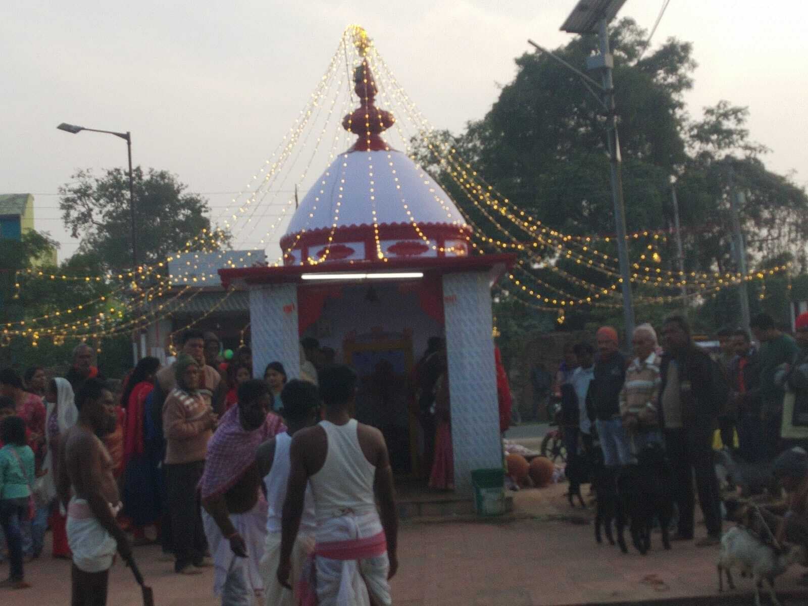 धूमधाम से हुई बाबा गढ़वे साहेब की वार्षिक पूजा