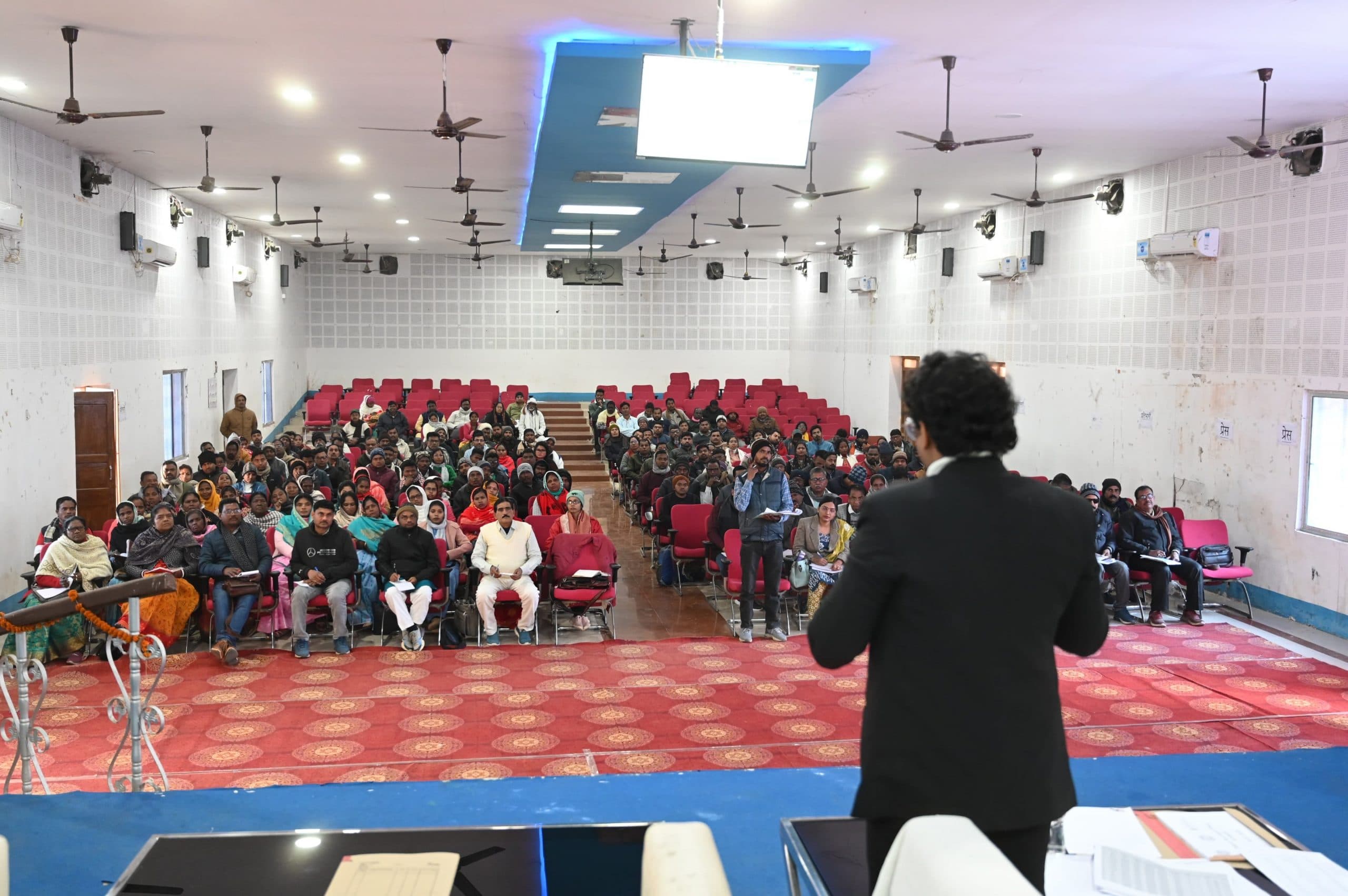 हर परिवार को सरकारी योजनाओं का लाभ समय पर मिले : डीसी