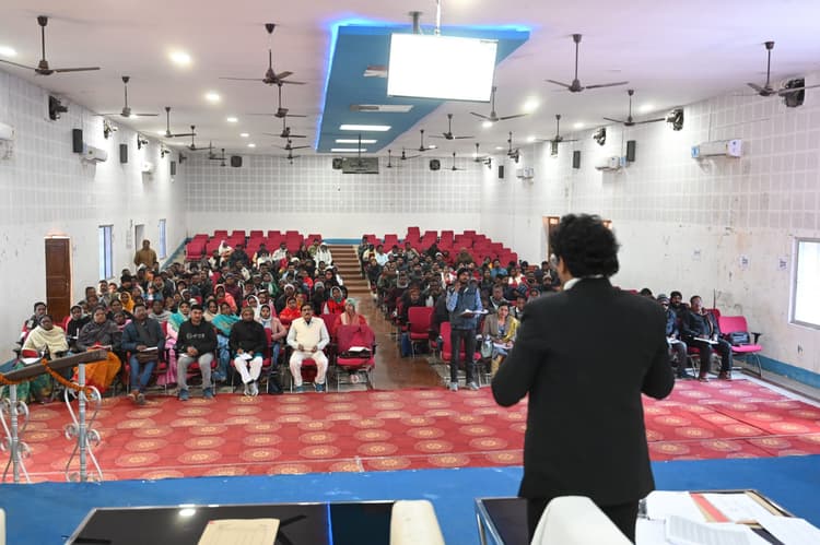 हर परिवार को सरकारी योजनाओं का लाभ समय पर मिले : डीसी