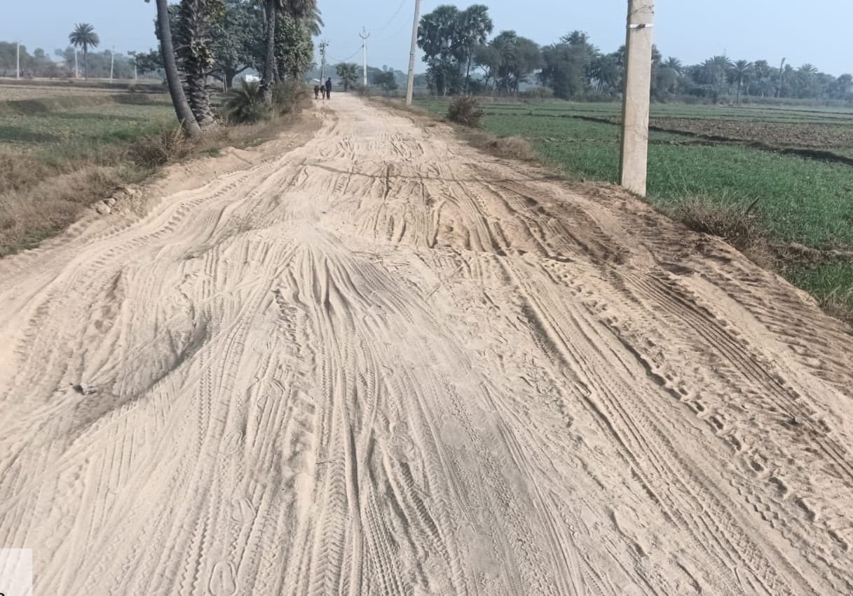 प्रतिबंधित घाटों से हो रही बालू की चोरी, किसान परेशान