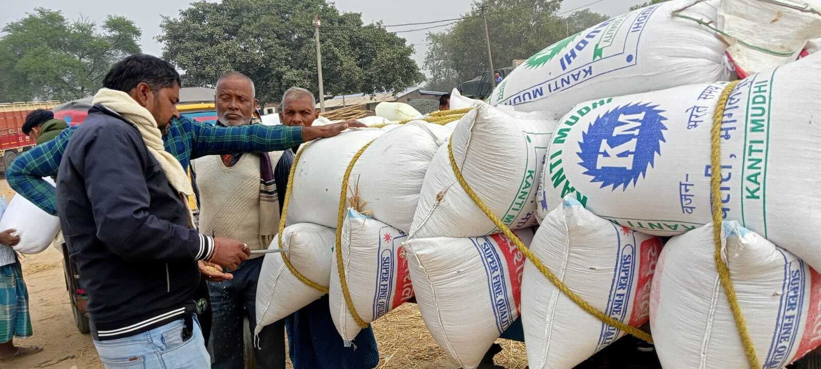 धान खरीद से मंडी गुलजार, धान के साथ रोज पहुंच रहे किसान