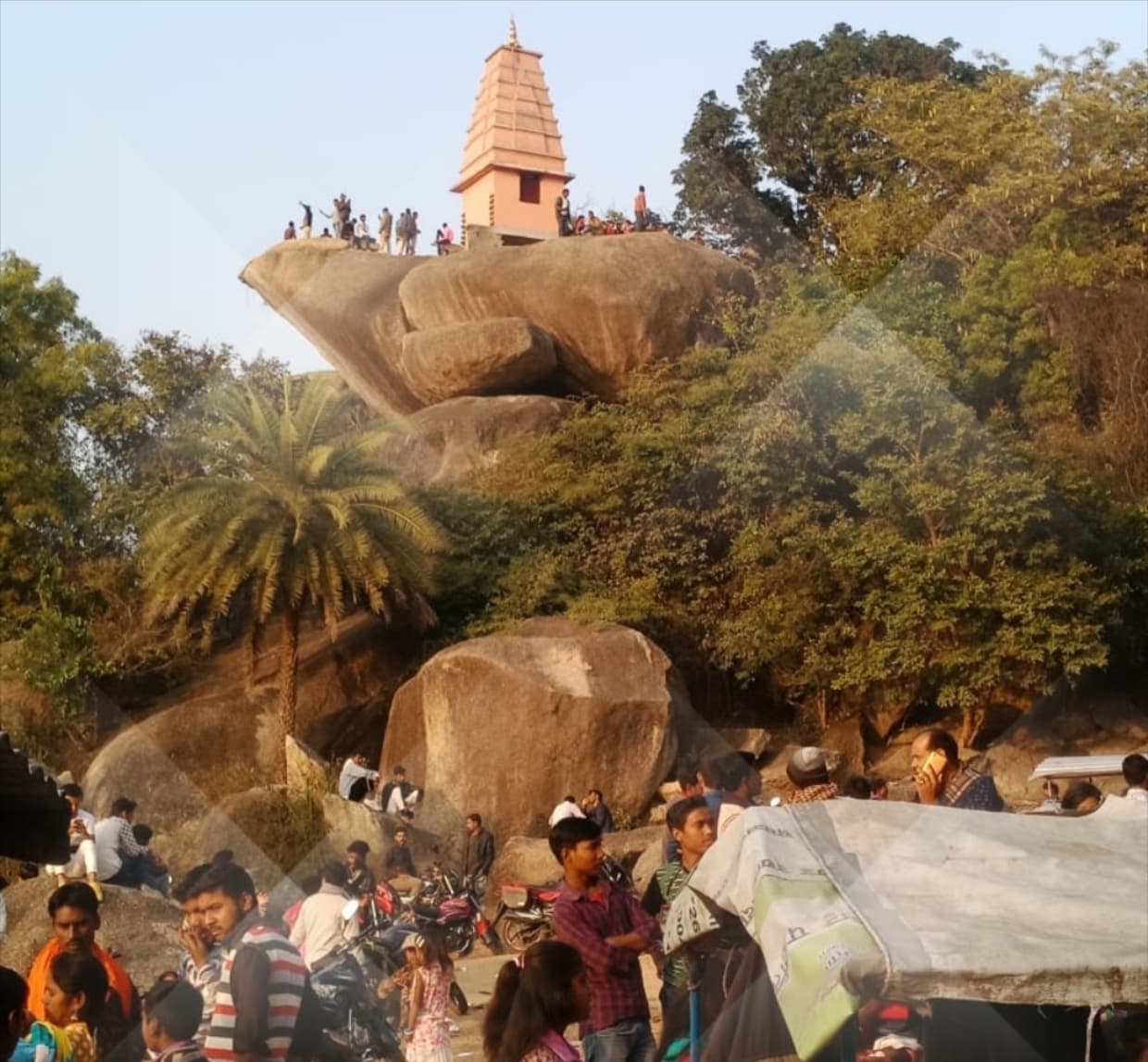 पंचपहाड़ी पर लगा लोक परंपरा का जमघट, अमरावती के प्रसाद ने दिया आनंद, तो ऋषि की गुफा ने किया रोमांचित