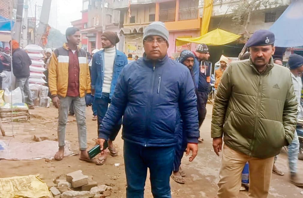 सीएम की संभावित यात्रा को लेकर चकाचक होगी सिमरी बाजार की सड़कें, करायी जा रही बैरिकेडिंग