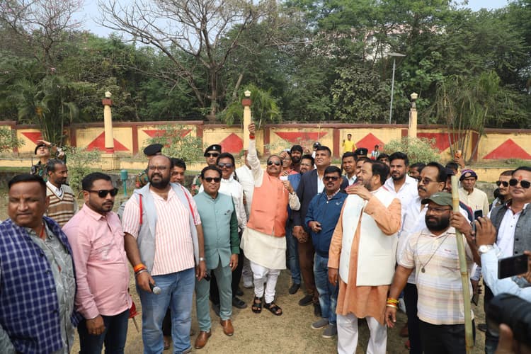 Jamshedpur news. पूर्व मुख्यमंत्री रघुवर दास ने उड़ाई पतंग, युवाओं को किया प्रोत्साहित