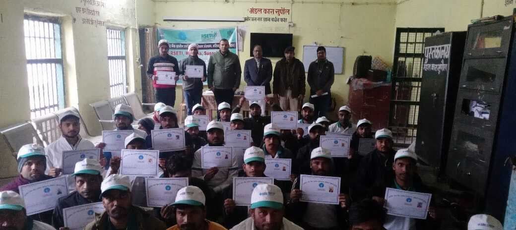 आत्मनिर्भरता को बढ़ावा देने के उद्देश्य से 35 कैदियों को दिया गया अगरबत्ती बनाने का प्रशिक्षण