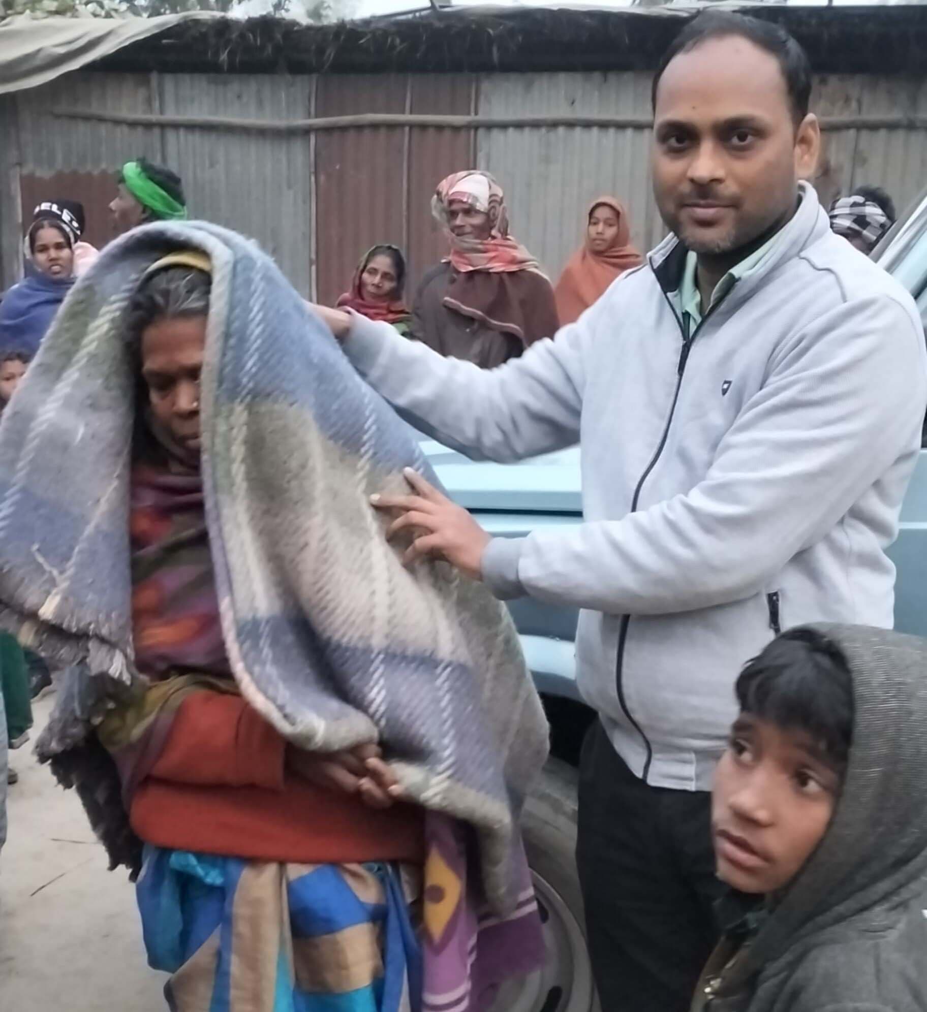 गरीबों के बीच बीडीओ ने किया कंबल का वितरण