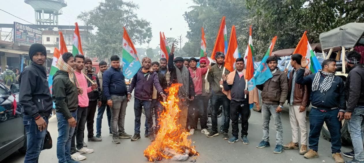 एनएसयूआइ ने आरएसएस प्रमुख का फूंका पुतला