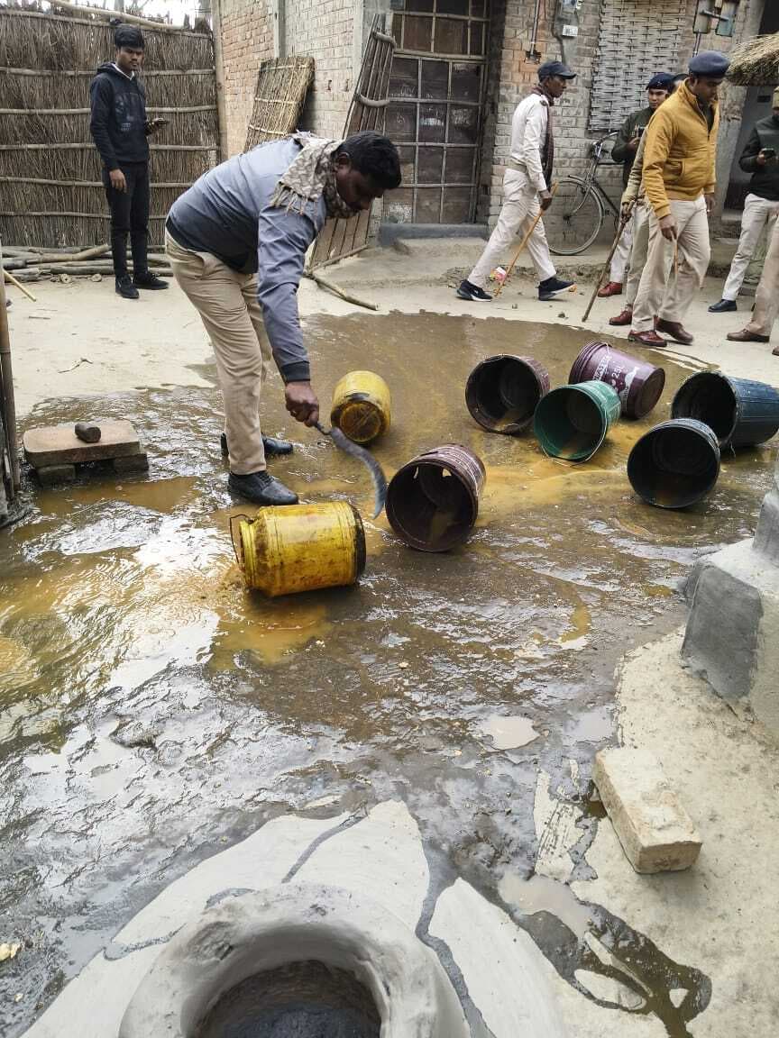 उत्पाद ए जिला पुलिस की संयुक्त छापेमारी में 8500 किलोग्राम जावा महुआ बरामद