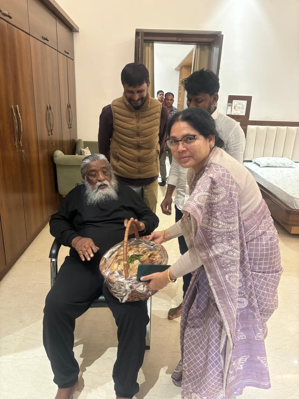 Jamshedpur news. गुरुजी, मुख्यमंत्री व कल्पना सोरेन को सविता महतो ने भेंट किया गुड़ पीठा