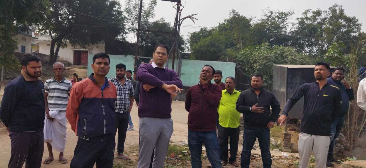 Jamshedpur News : प्रभात इम्पैक्ट : बीडीओ ने बागबेड़ा कॉलोनी का किया दौरा, समस्याओं पर की चर्चा