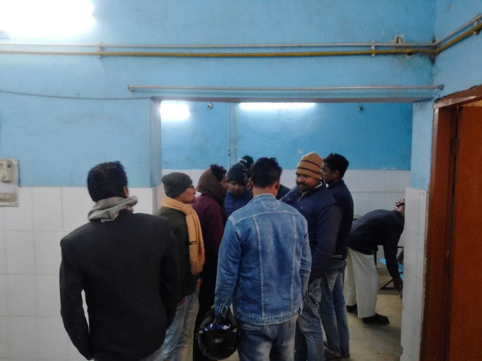 अनियंत्रित होकर वृक्ष से टकरायी बाइक, एक की मौत, दो जख्मी