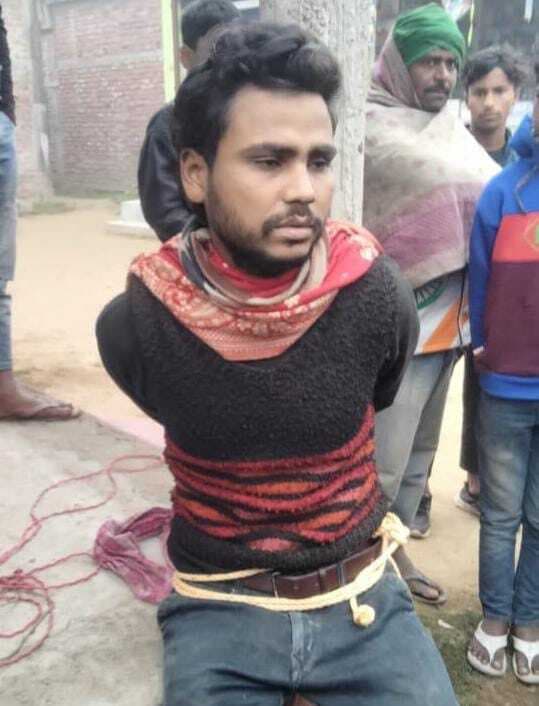 चोरी के आरोपित को ग्रामीणों ने पकड़ा, खूंटे से बांधकर की जमकर पिटाई