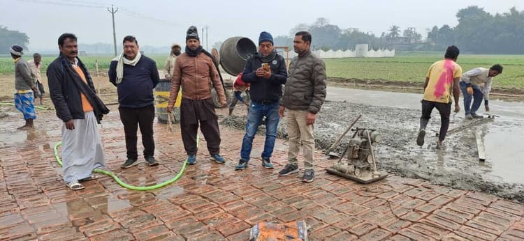 मनरेगा योजना से तैयबपुर में खेल मैदान निर्माण कार्य कराया शुरू