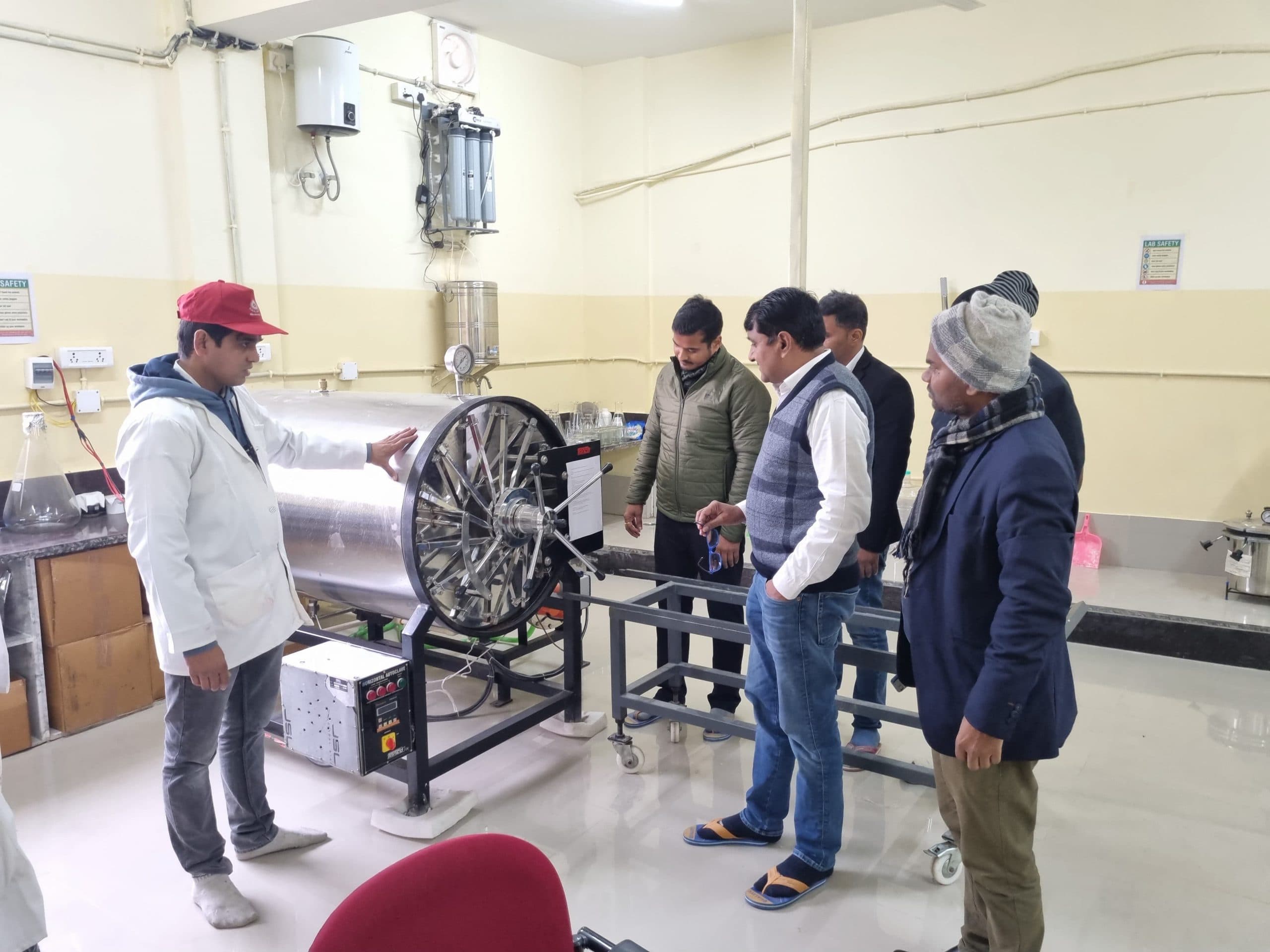 कीटनाशक दवा निर्माता व विक्रेता के दुकानों का निरीक्षण