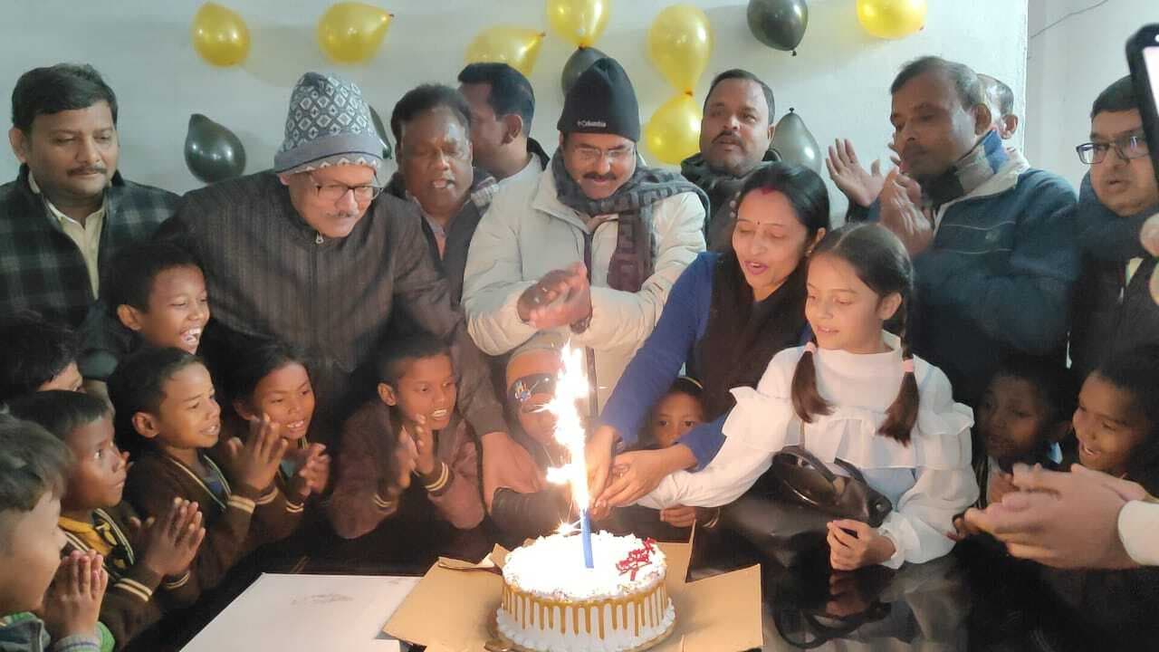 बेसहारा बच्चों के बीच केक काट कर मनाया सांसद का जन्मदिन