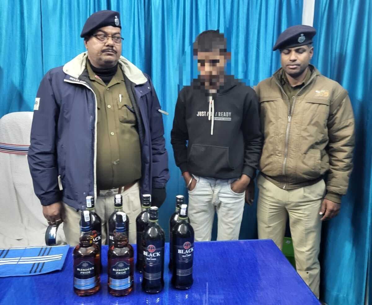 Gaya News : विदेशी शराब के साथ पटना का युवक गिरफ्तार