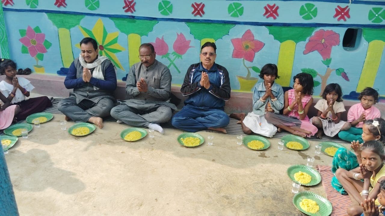 मकर संक्रांति पर बच्चों के बीच परोसा गया खिचड़ी