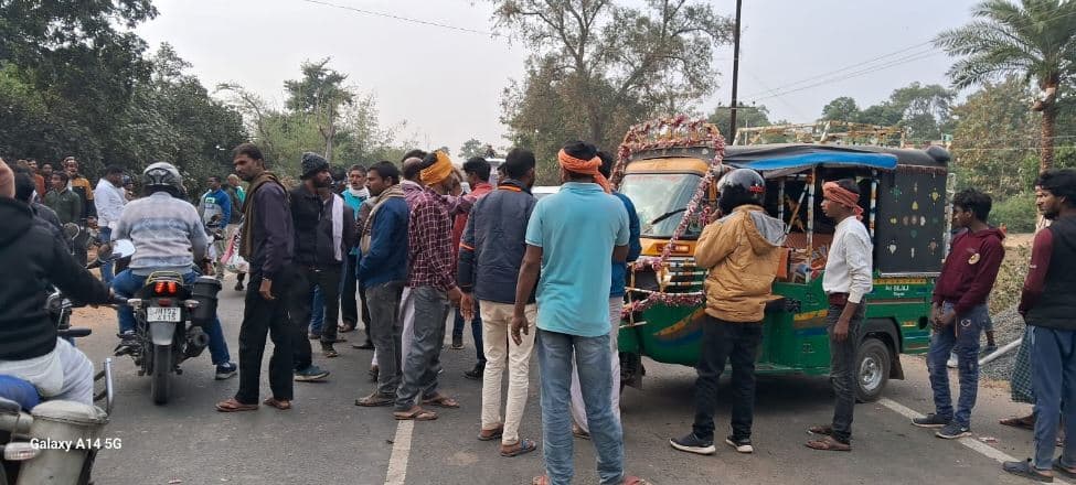 Deoghar news : दुर्घटना का शिकार हुए युवक के शव के साथ ग्रामीणों ने किया सड़क जाम