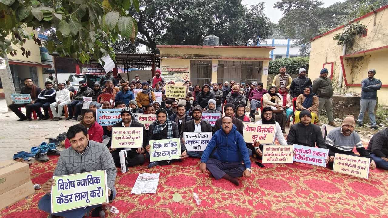 चार सूत्री मांगों को ले व्यवहार न्यायालय के कर्मियों की अनिश्चित कालीन हड़ताल शुरू