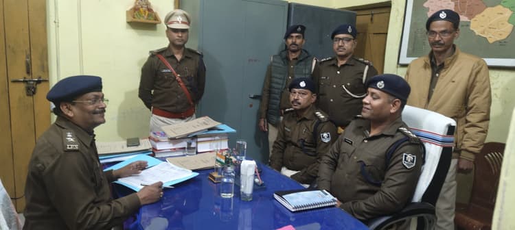 सड़क दुर्घटना को रोकने के लिए की जायेगी बैरिकेडिंग-- एसपी