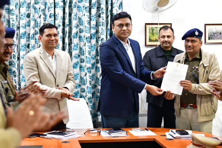 आइजी मुख्यालय ने किया मलयपुर थानाध्यक्ष को सम्मानित