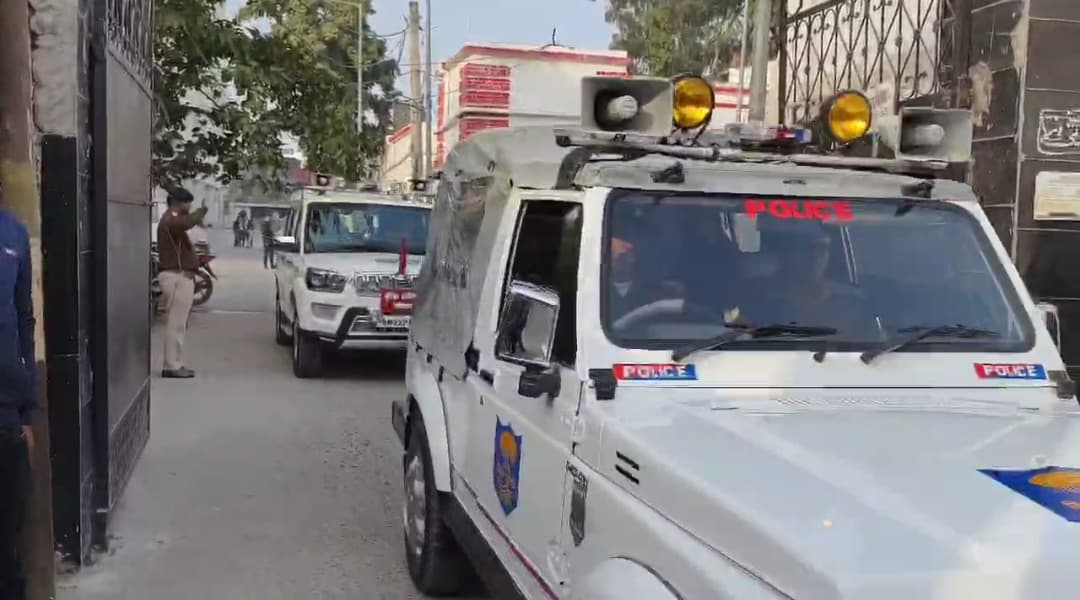 पुलिस की नाक के नीचे से निकल गया मंत्री का भाई, करीबियों के यहां छापे, कोर्ट में दूसरे दिन भी रही तैनाती