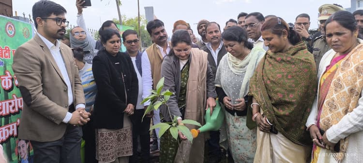 Giridih News :पौधरोपण कर बेटी बचाओ-पर्यावरण बचाओ का दिया गया संदेश