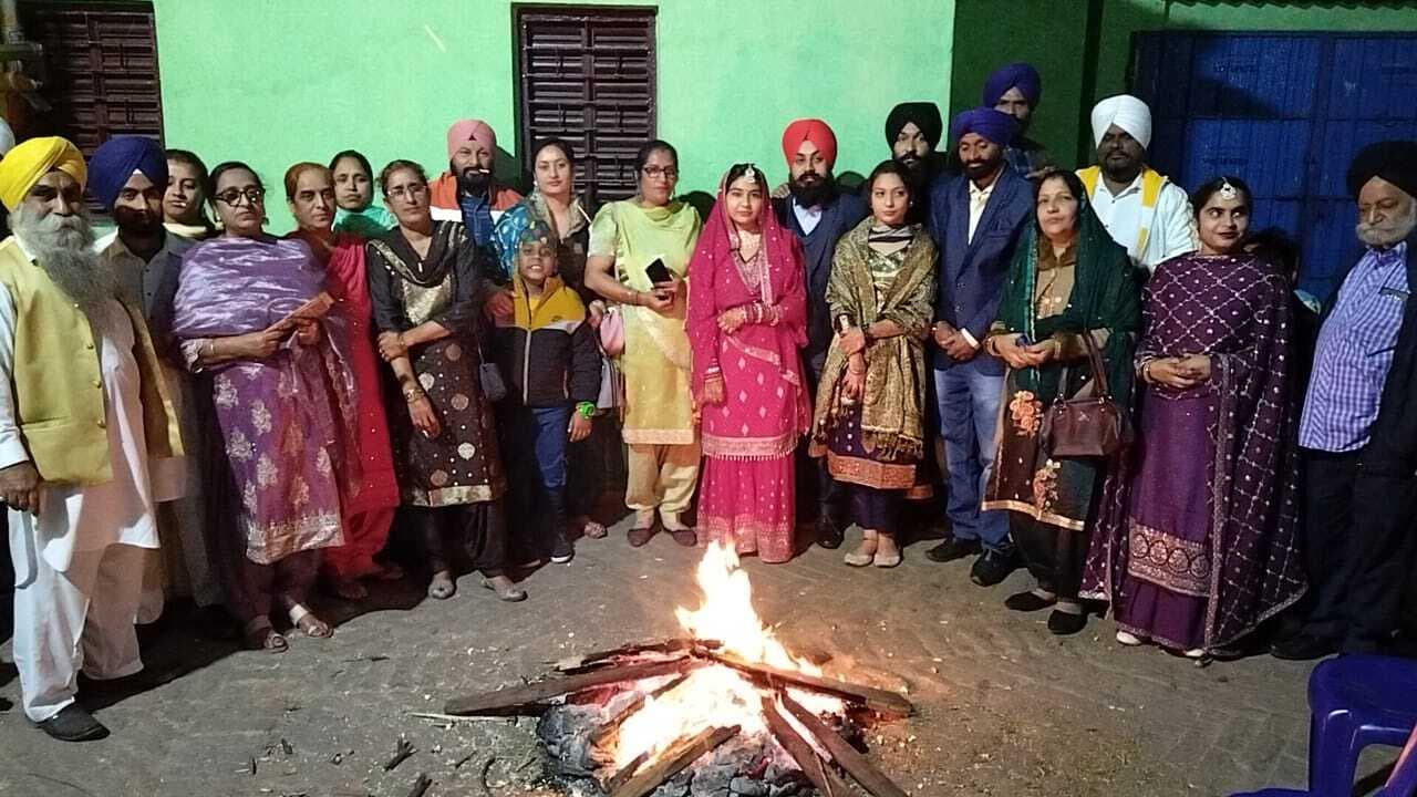 Bokaro News : संडे बाजार में धूमधाम से मनी लोहड़ी