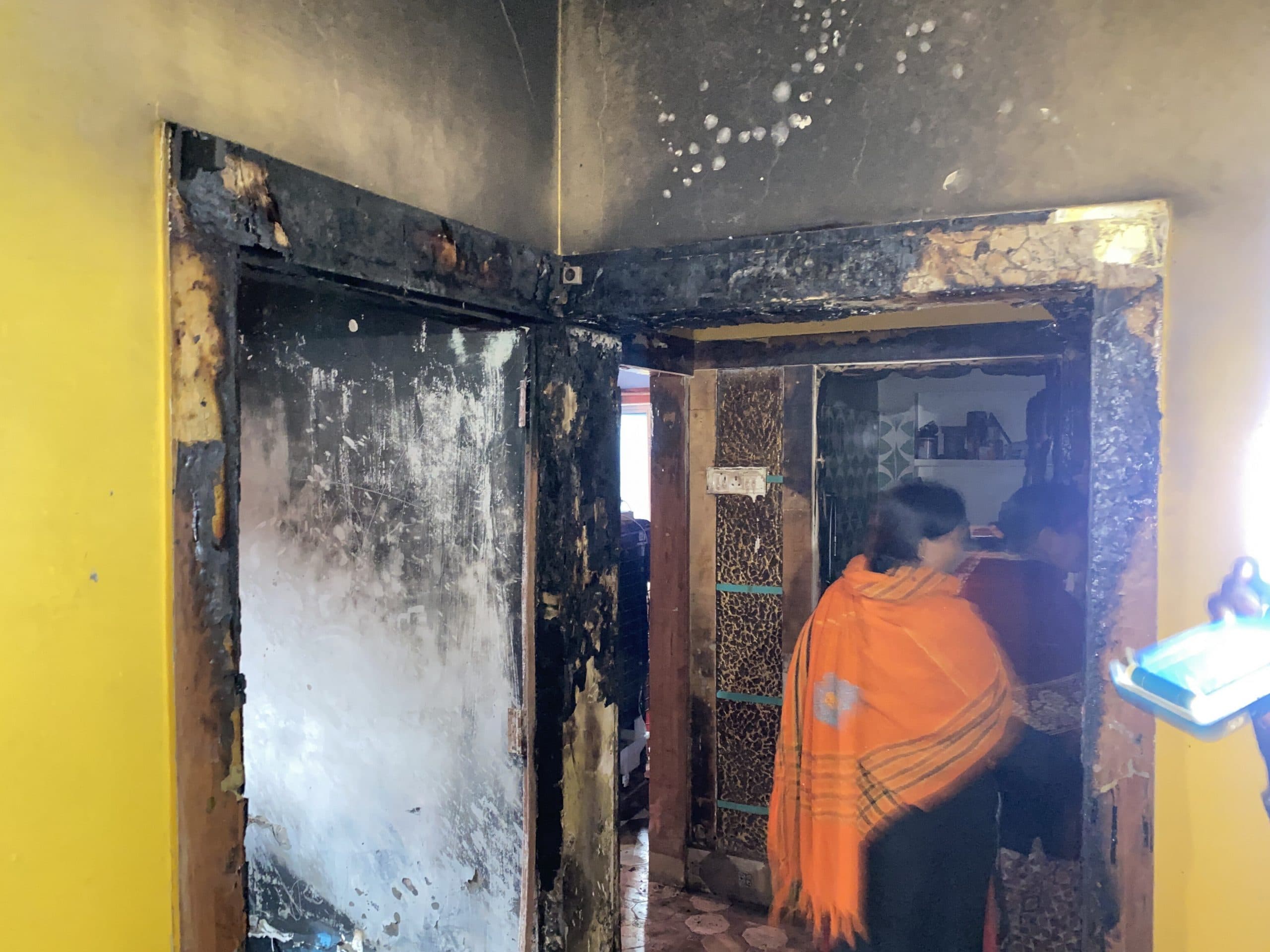 Giridih News :खाना बनाने के दौरान गैस सिलिंडर में लगी आग, पांच लाख का नुकसान