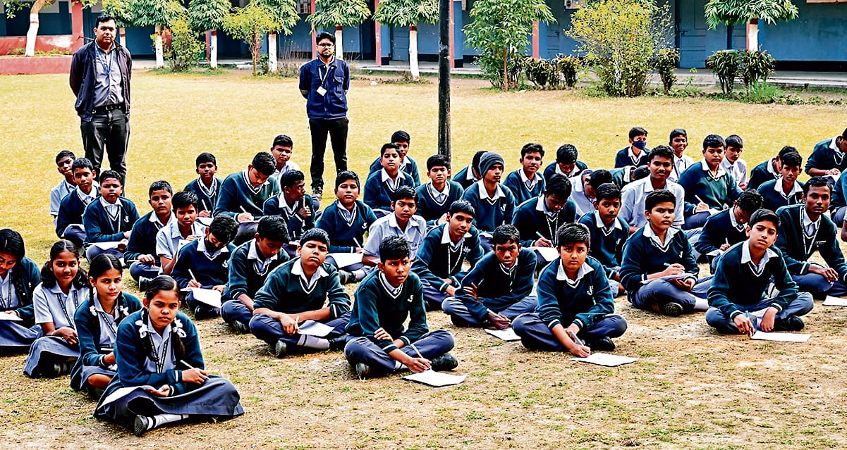 Rourkela News: छात्र-छात्राओं को सड़क सुरक्षा दूत के रूप में कार्य करने के लिए किया प्रोत्साहित