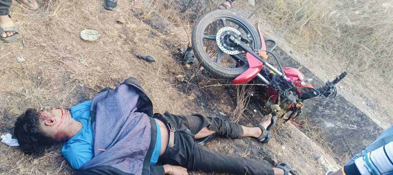 Seraikela News : खरसावां आकर्षणी मंदिर से पूजा कर घर लौट रहे सरायकेला के युवक की दुर्घटना में मौत, तीन गंभीर