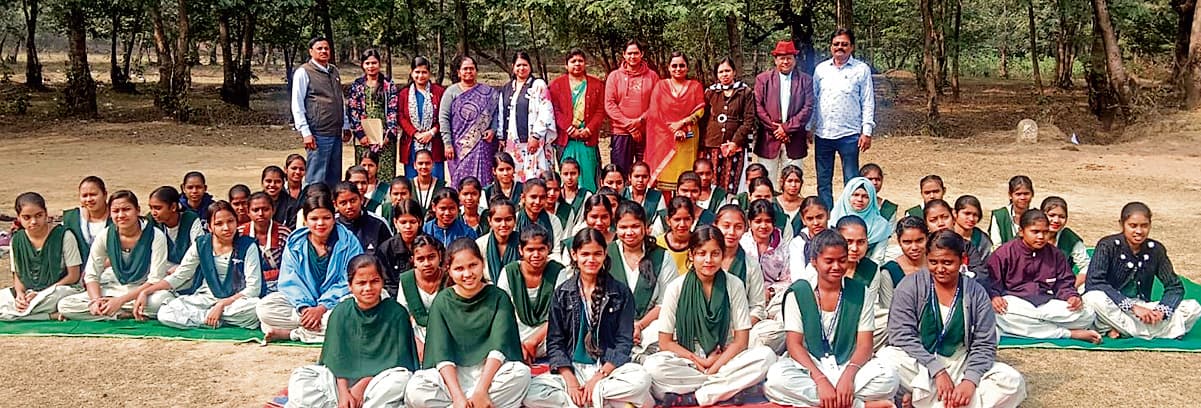 Rourkela News: मानसिक व शारीरिक मजबूती के लिए छात्राएं सीख रहीं आत्मरक्षा के गुर