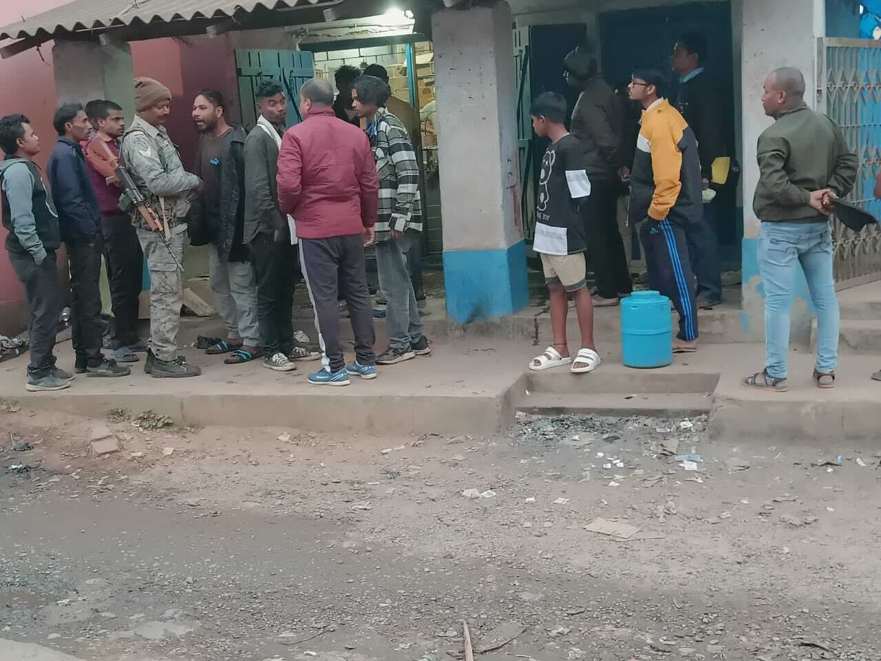 chaibasa news : जगन्नाथपुर में शराब दुकान कर्मचारी और ग्राहकों में मारपीट, एक घायल