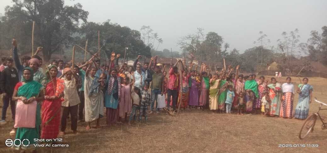 Chaibasa News : सीमांकन को पहुंचे अमीन को ग्रामीणों ने बनाया बंधक, खाते से छेड़छाड़ का आरोप