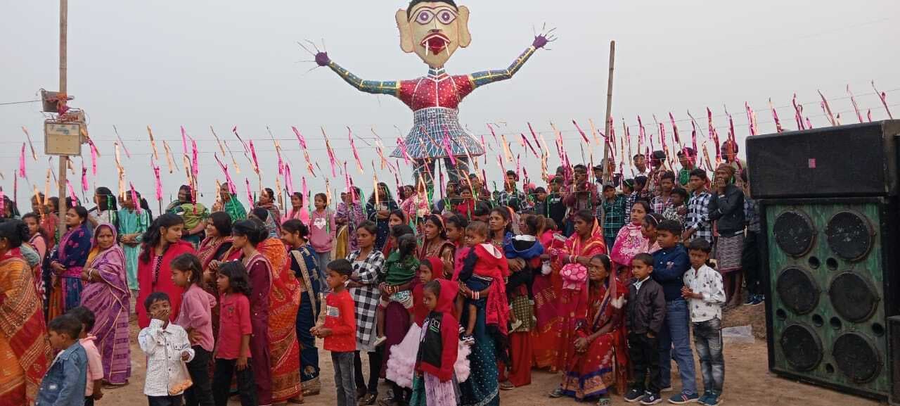 Seraikela News : राजनगर में 80 फीट के तड़कासुर दहन देखने उमड़े हजारों लोग