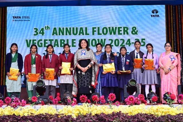 Chaibasa News : उत्कृष्ट पुष्प सज्जा व दुर्लभ फूलों की प्रदर्शनी ने मोहा मन