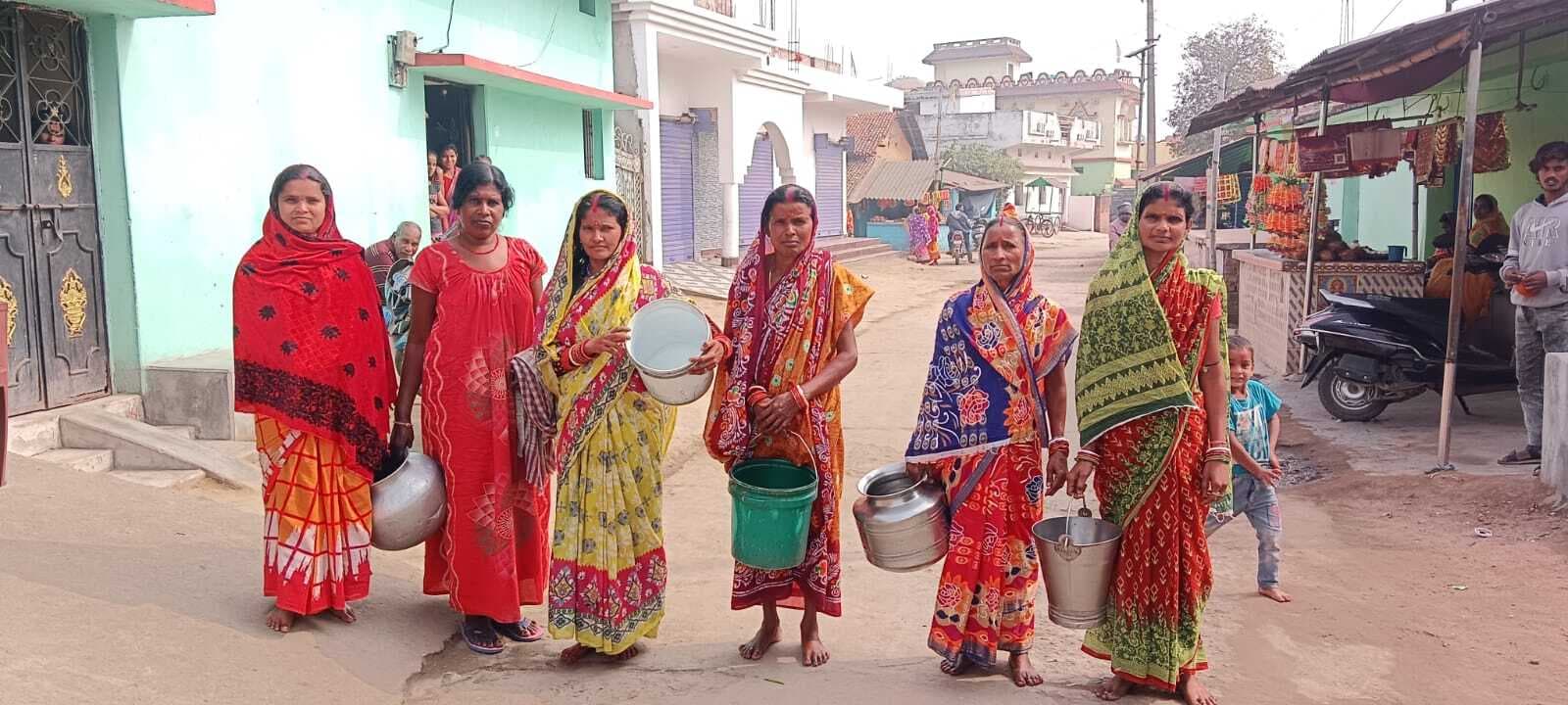 Seraikela News : राजनगर के हेंसल में 15 दिनों से जलापूर्ति ठप, डेढ़ किमी दूर से पानी ला रहीं महिलाएं