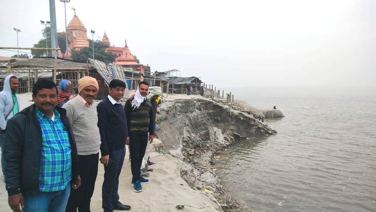 Bhagalpur news गंगा कटाव से पीसीसी सड़क ध्वस्त, बैरिकेडिंग कर लगा सूचनात्मक बोर्ड