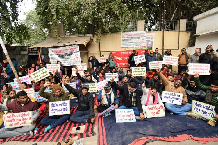 पटना सिविल कोर्ट में कर्मियों का प्रदर्शन, कामकाज किया ठप