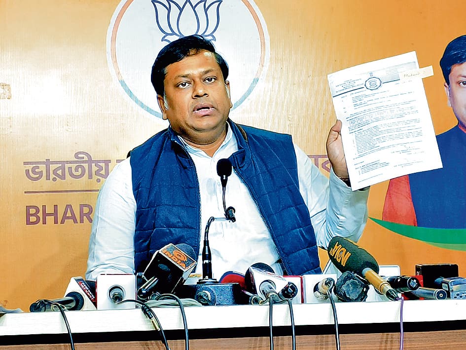 डीएम पर प्रधानमंत्री पोषण फंड के दुरुपयोग का आरोप