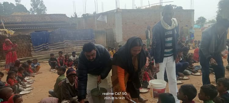 महादलित टोला में हुआ दही-चूड़ा भोज, शामिल हुए 300 लोग