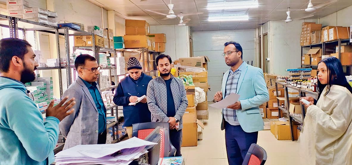 Siwan News : अनुपस्थित रहनेवाले सीएचसी के दो डॉक्टरों से स्पष्टीकरण