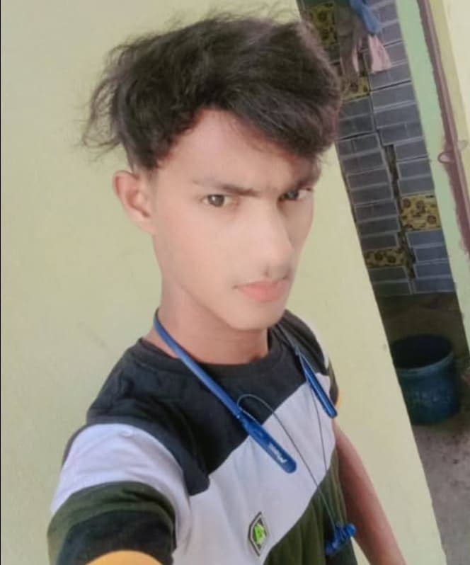 दुर्घटना में बाइक सवार युवक की मौत, दो गंभीर रूप से घायल