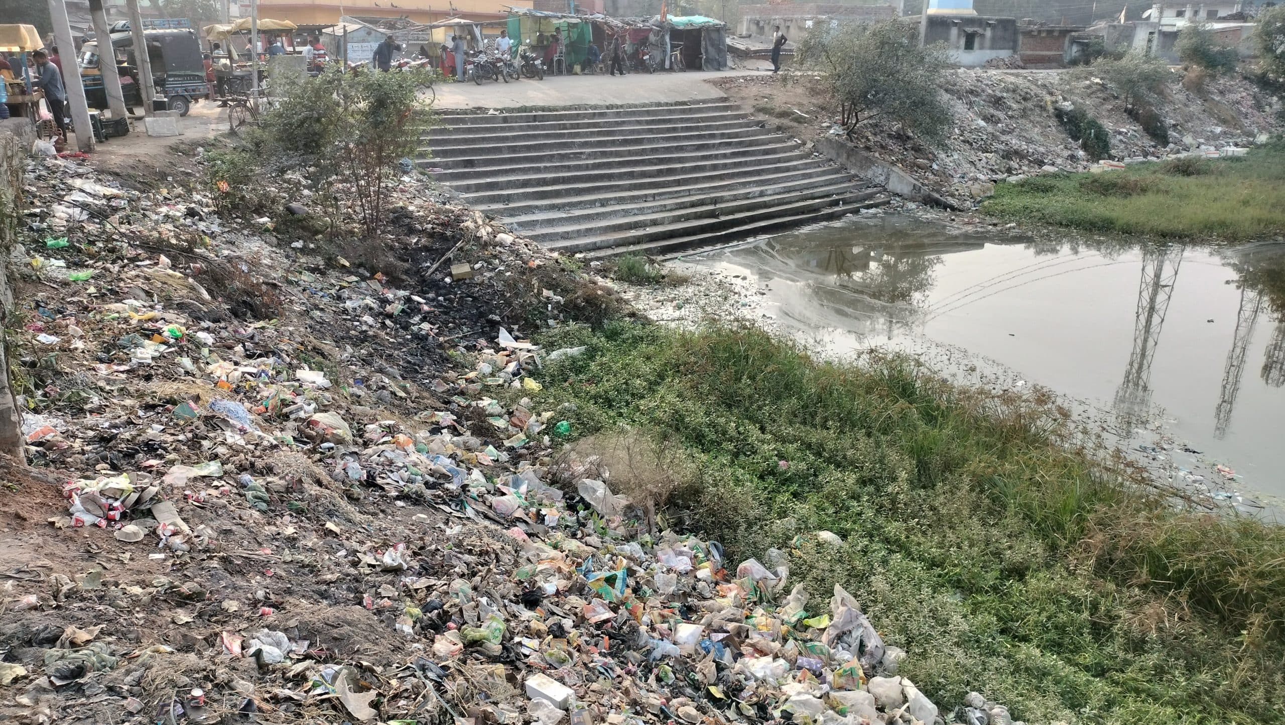 साहेब बांध में तेजी से फैल रही गंदगी, संक्रमण का खतरा