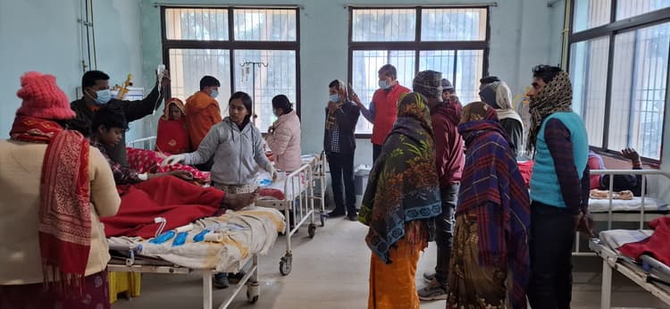 मिठाई खाने से आठ लोग बीमार, अस्पताल में चल रहा इलाज