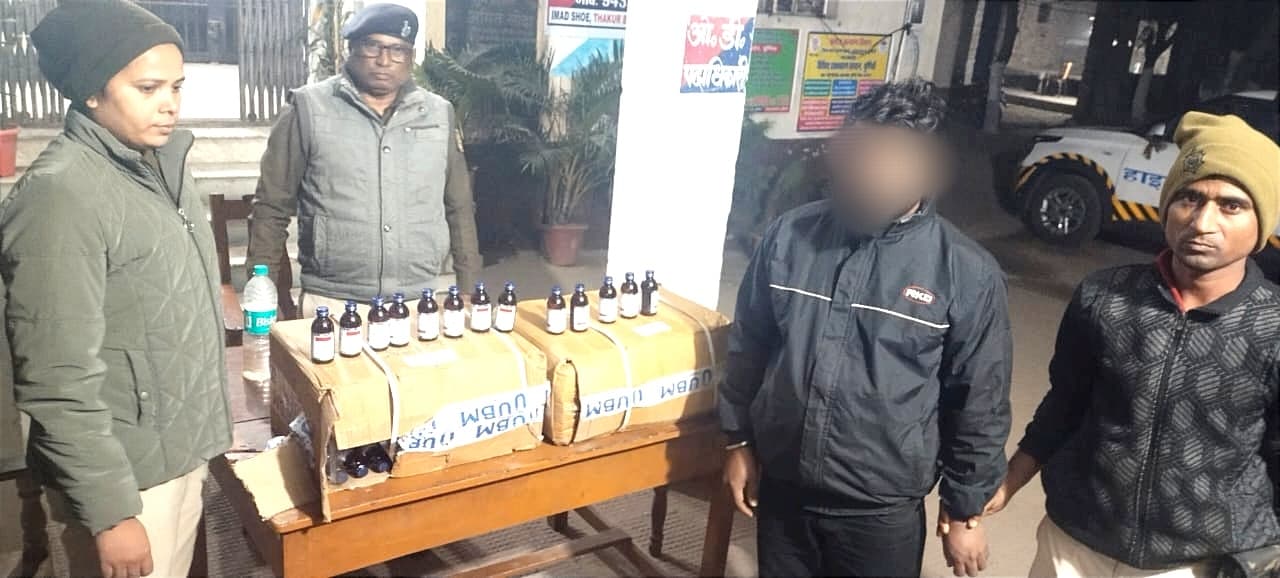 कार से 300 बोतल प्रतिबंधित कफसिरप जब्त, तस्कर गिरफ्तार