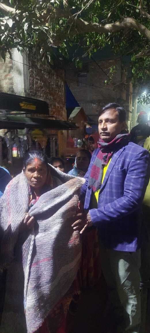 सहायक निदेशक ने 150 जरूरतमंद के बीच किया कंबल का वितरण